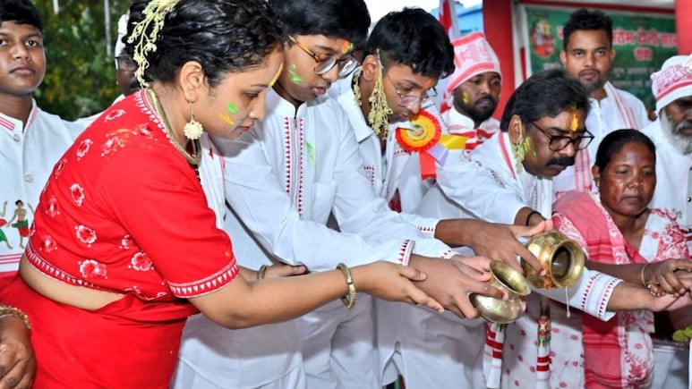 झारखंड में प्रकृति पर्व सरहुल की धूम, सीएम हेमंत सोरेन ने पत्नी संग सिरमटोली में की पूजा