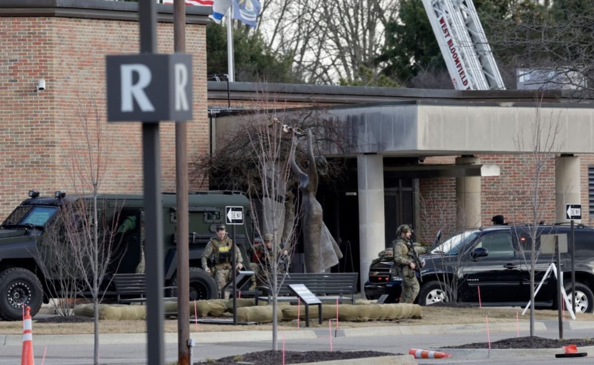 अमेरिका में यहूदी टेंपल पर हमला, ट्रक भिड़ा दिया- पुलिस ने राइफल से लैस हमलावर को मार गिराया