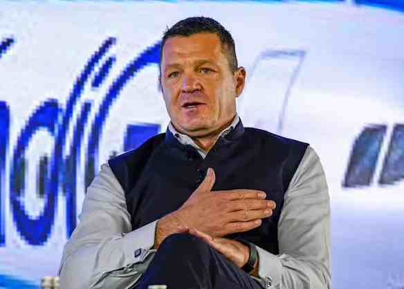 देश की सबसे कामयाब एयरलाइन के CEO को क्यों देना पड़ा इस्तीफा?