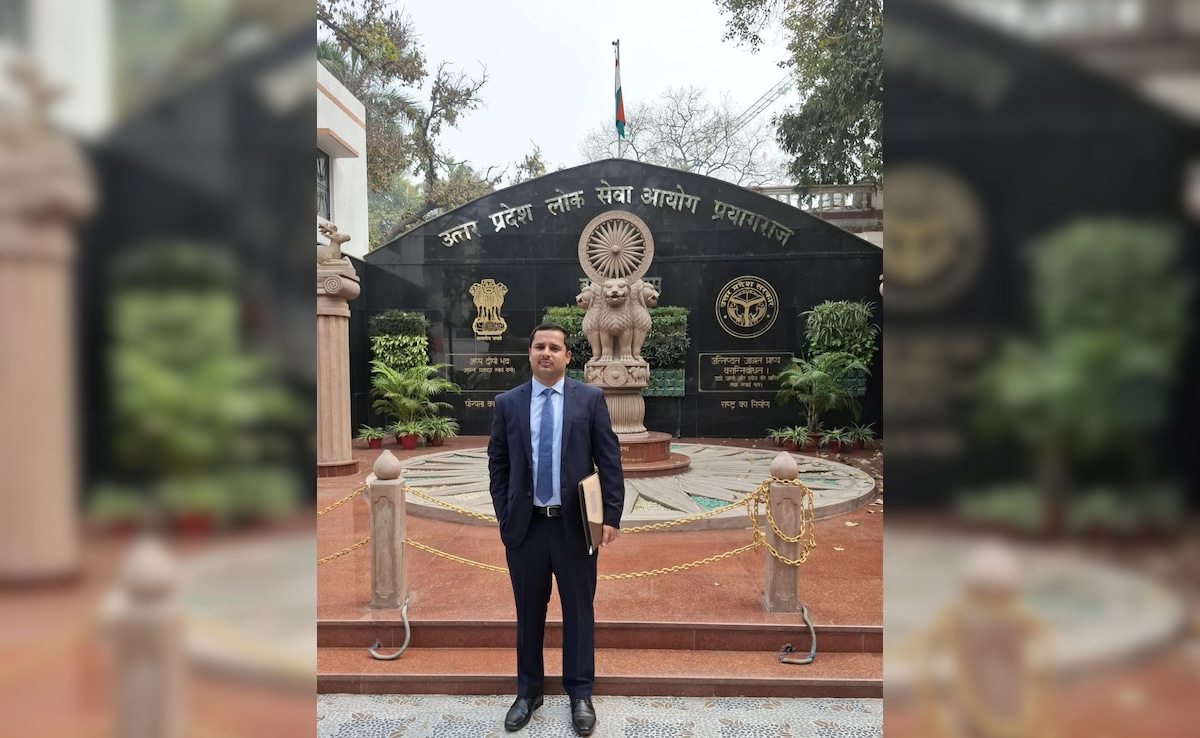 किसान के बेटे ने रचा इतिहास: अभिषेक प्रताप सिंह बने डिप्टी जेलर, गोकुलपुर रोझइया गांव में जश्न