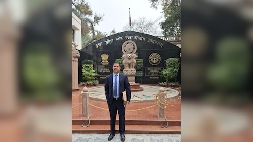 किसान के बेटे ने रचा इतिहास: अभिषेक प्रताप सिंह बने डिप्टी जेलर, गोकुलपुर रोझइया गांव में जश्न