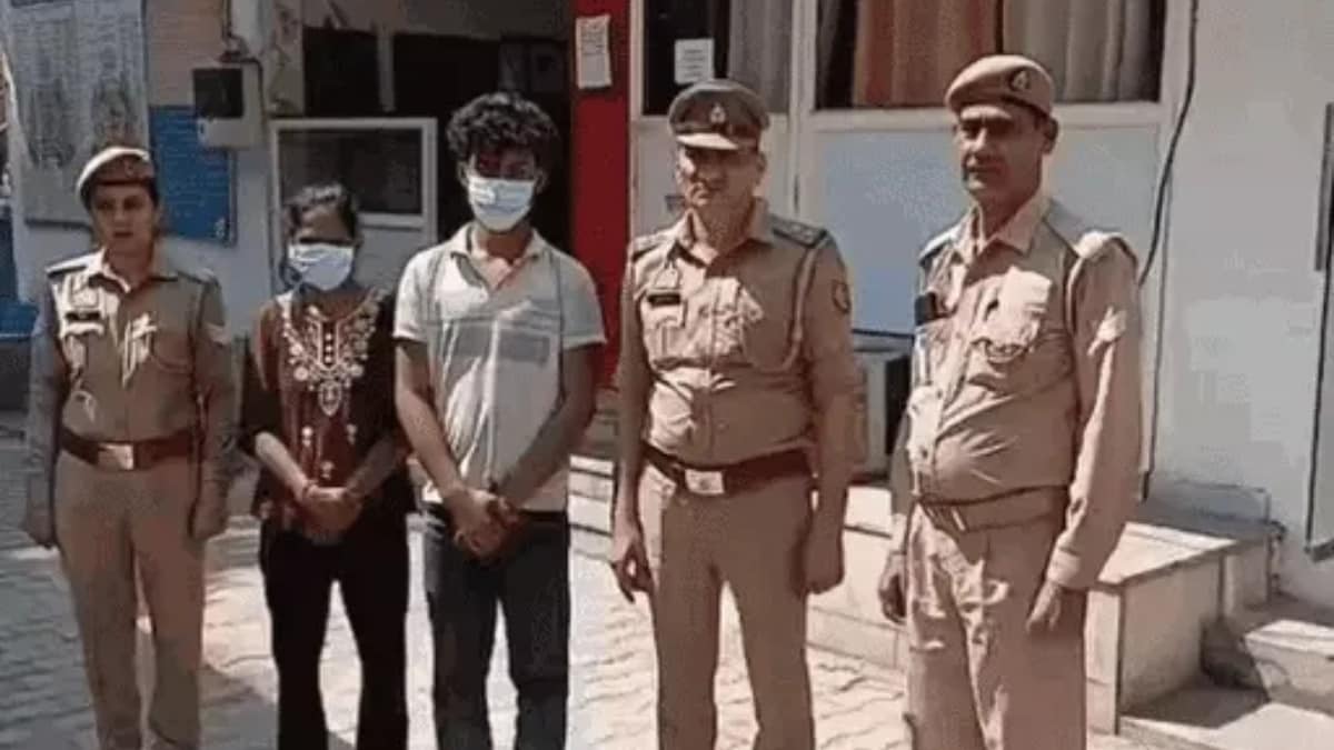 गिरफ्तारी के दौरान की तस्वीर. 