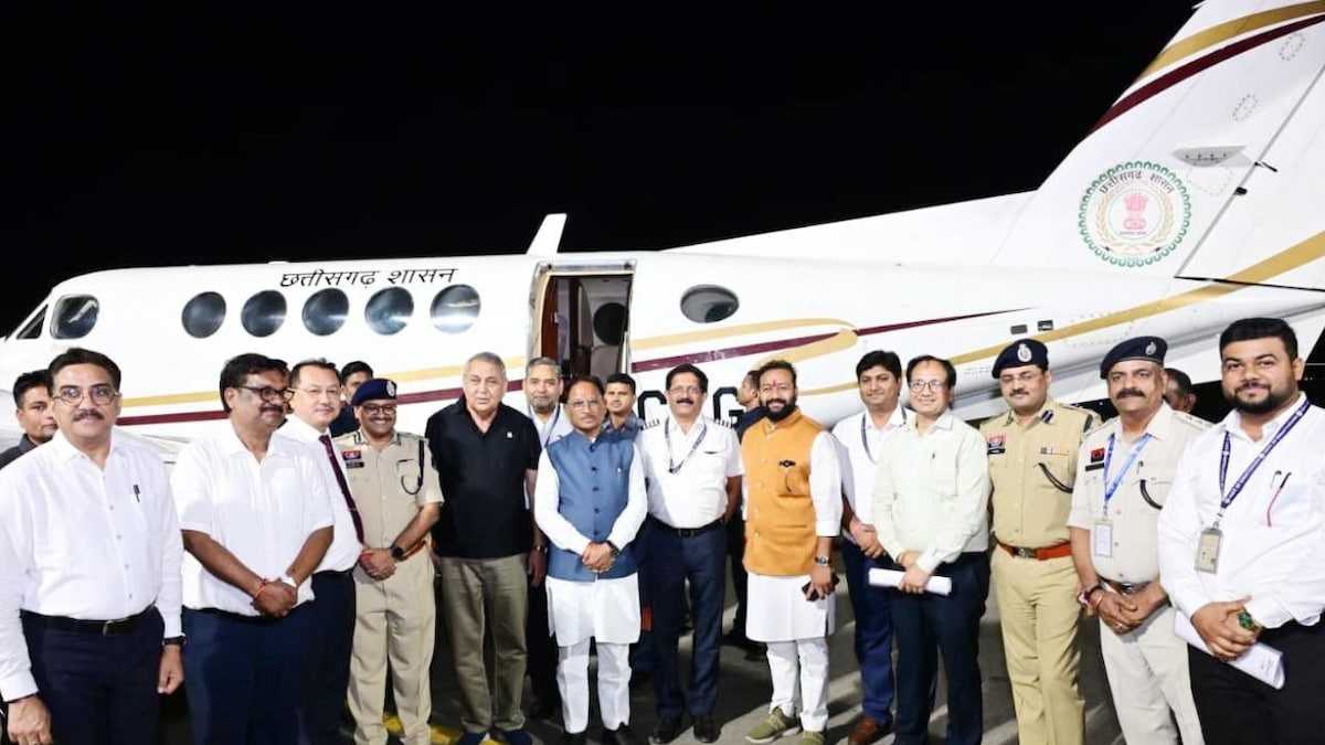 बिलासा देवी केवट एयरपोर्ट से नाइट फ्लाइट शुरू, CM विष्णुदेव साय ने भरी पहली रात्रि उड़ान, पहुंचे रायपुर | Bilasa Devi Kevat Airport Night flights begin CM Vishnu deo Sai ...