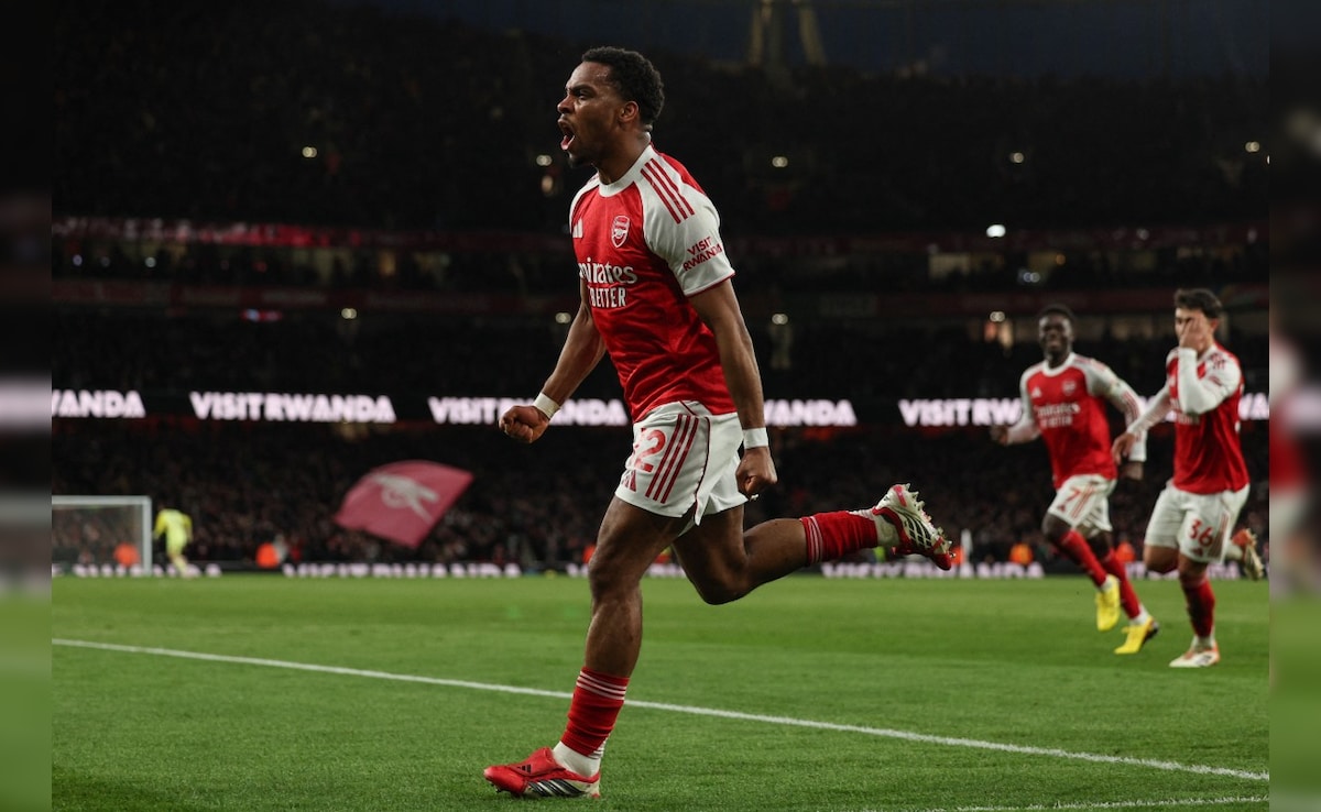 Arsenal Corner Chelsea Into Submission, Manchester United Climb To Third
