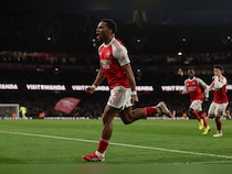 Arsenal Corner Chelsea Into Submission, Manchester United Climb To Third