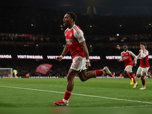 Arsenal Corner Chelsea Into Submission, Manchester United Climb To Third