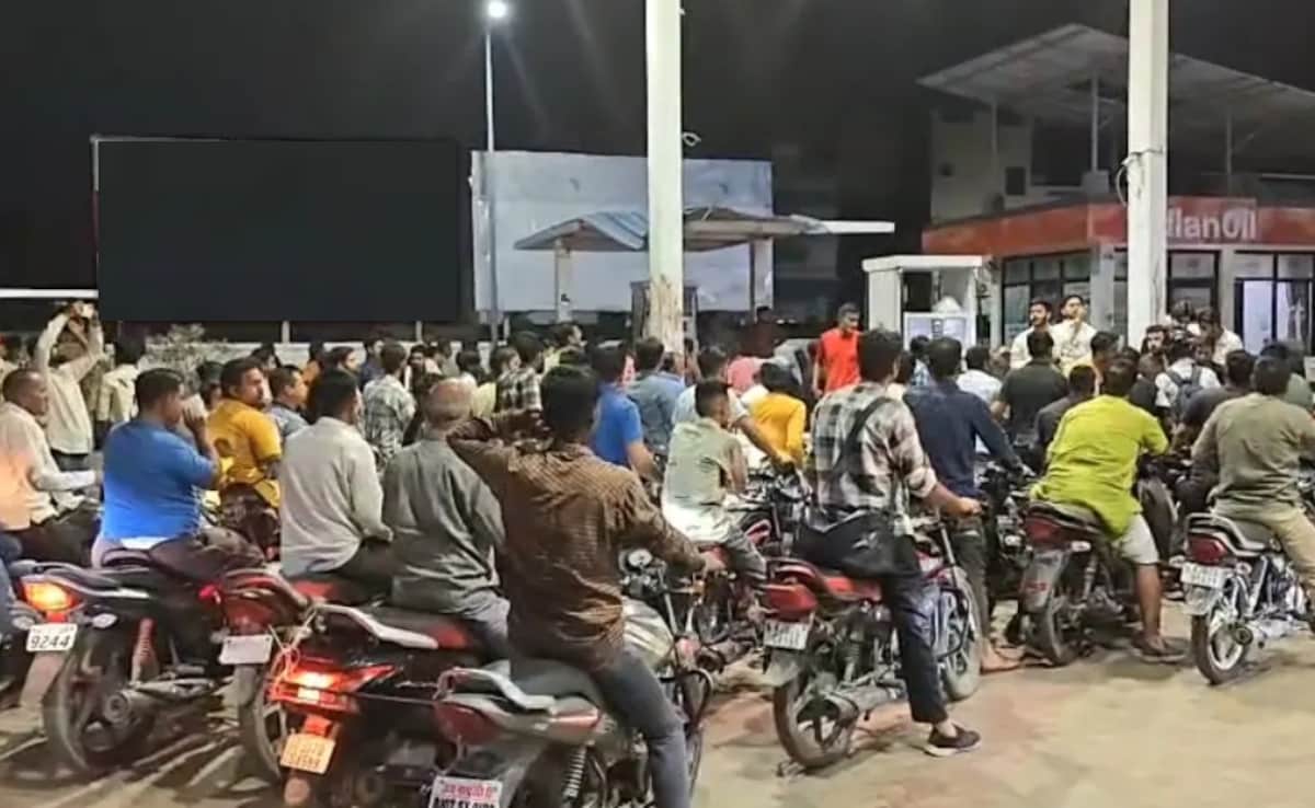महाराष्ट्र में पेट्रोल पंपों पर ‘पैनिक बाइंग’, लंबी कतारों से हालात बिगड़े, अफवाहों ने बढ़ाई चिंता