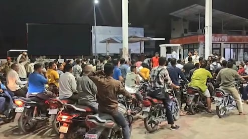महाराष्ट्र में पेट्रोल पंपों पर &lsquo;पैनिक बाइंग&rsquo;, लंबी कतारों से हालात बिगड़े, अफवाहों ने बढ़ाई चिंता