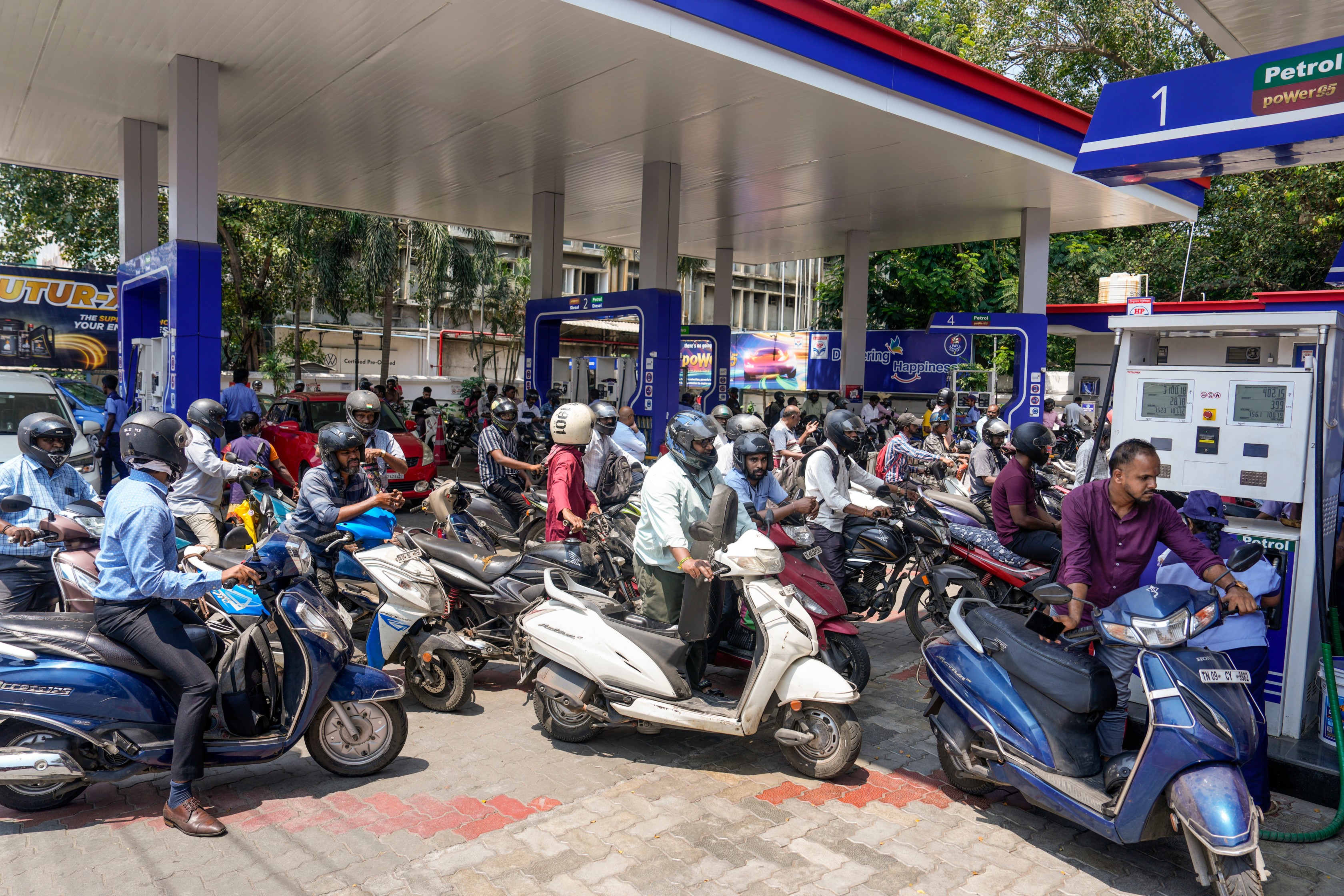 भारत में भी पेट्रोल पंपों पर लाइन लग रही है. हालांकि कटौती नहीं है.