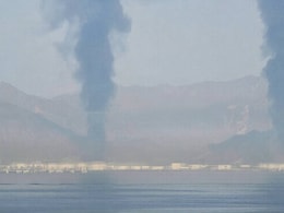 ईरान के खारग द्वीप पर हमले के कुछ घंटों बाद UAE के प्रमुख तेल टर्मिनल फुजैराह में लगी आग