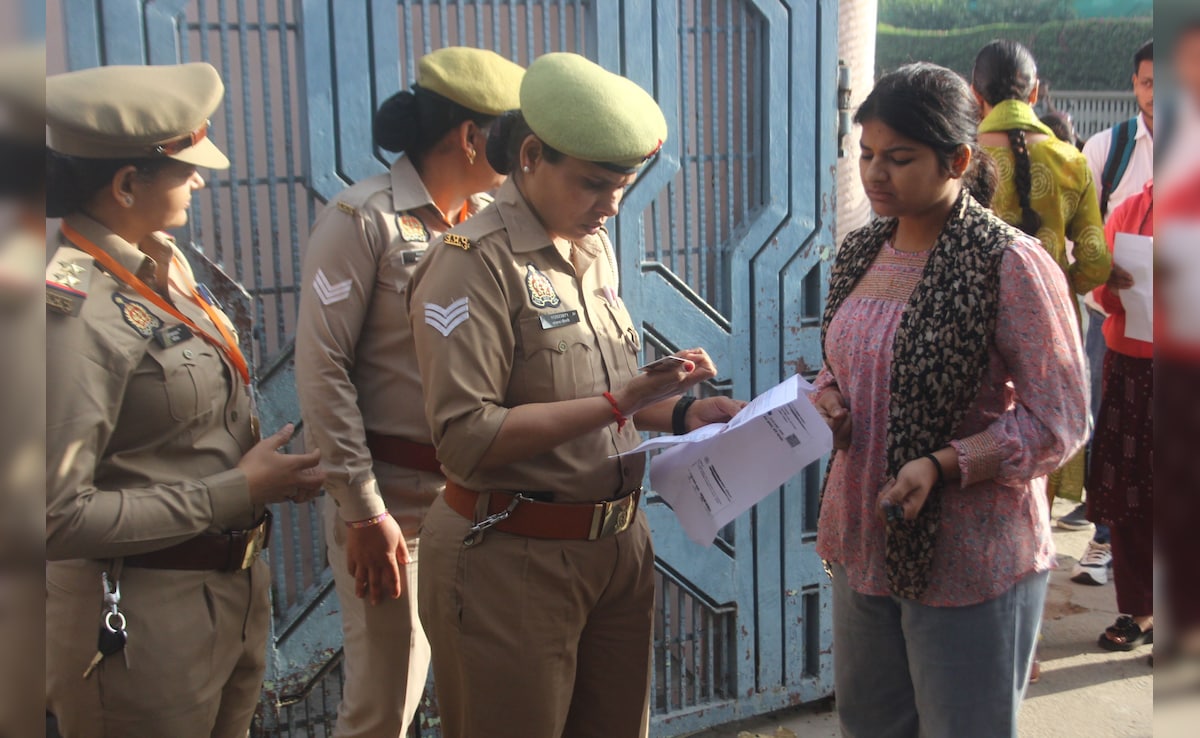 UP पुलिस दरोगा परीक्षा में पंडित शब्द पर बवाल,  जानें कौन तैयार करता है प्रश्न पत्र