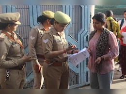 UP पुलिस दरोगा परीक्षा में पंडित शब्द पर बवाल,  जानें कौन तैयार करता है सवाल