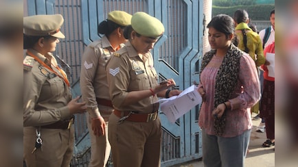 UP पुलिस दरोगा परीक्षा में पंडित शब्द पर बवाल,  जानें कौन तैयार करता है सवाल