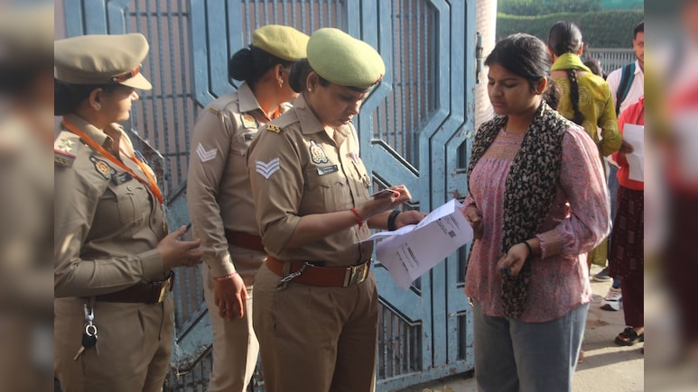 UP पुलिस दरोगा परीक्षा में पंडित शब्द पर बवाल,  जानें कौन तैयार करता है सवाल