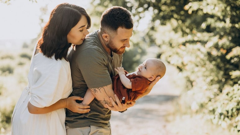 बच्चा पैदा होने पर पेरेंट्स को मिलती है 16 महीने की छुट्टी, इस देश में है नौकरी करने वालों की मौज