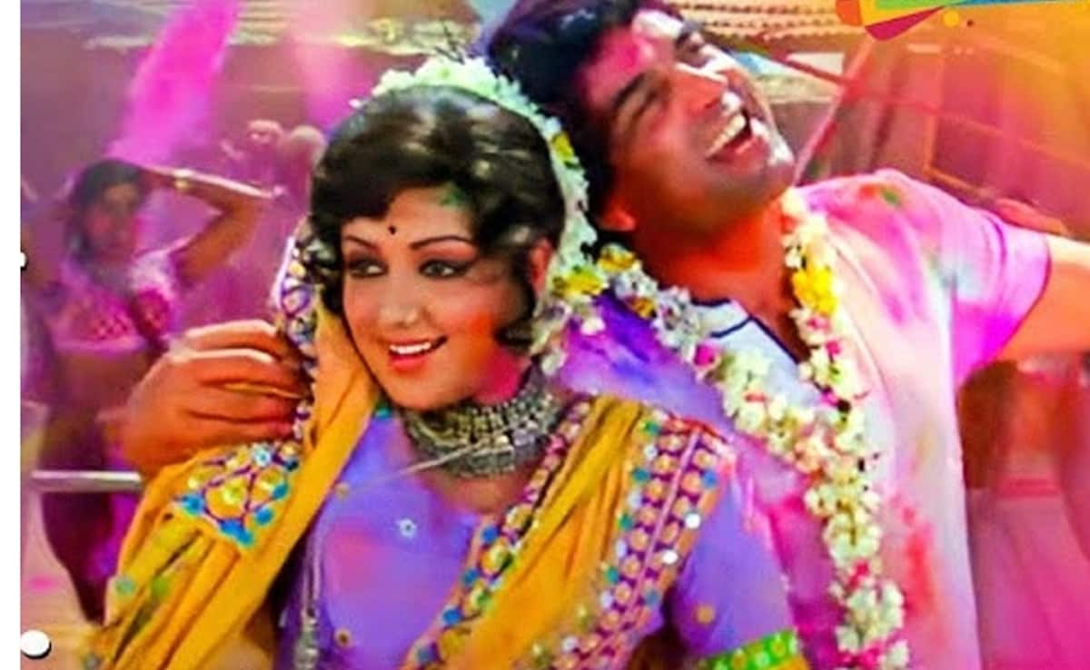 जब शोले के सेट पर देश के अलग-अलग हिस्सों से मंगाया गया था 100 टन गुलाल, धर्मेंद्र, हेमा, जया, अमिताभ ने 10 दिनों तक चेहरे पर लगाए रखा रंग 