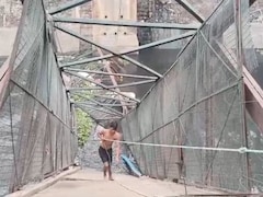 दिल्ली के रूप नगर में हादसा, नाले के ऊपर बना लोहे का पुल गिरा; एक महिला बही, तलाश जारी