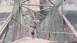 दिल्ली के रूप नगर में हादसा, नाले के ऊपर बना लोहे का पुल गिरा; एक महिला बही, तलाश जारी