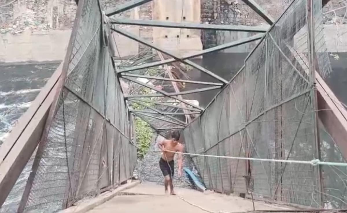 दिल्ली के रूप नगर में हादसा, नाले के ऊपर बना लोहे का पुल गिरा; एक महिला बही, तलाश जारी