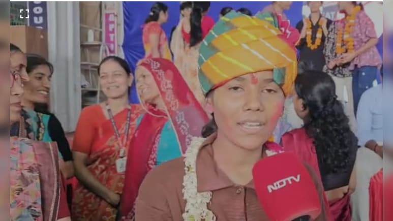 फ्लोर मिल चलाने वाली की बेटी ने किया टॉप, मानसी जांगिड़ को इनाम में मिलेगी 5 लाख की कार