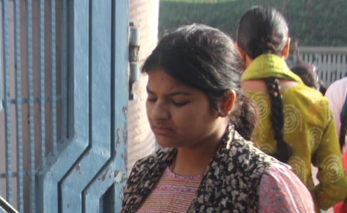 UP पुलिस दरोगा परीक्षा में पंडित शब्द पर बवाल,  जानें कौन तैयार करता है सवाल