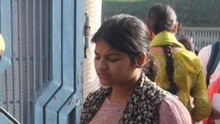 UP पुलिस दरोगा परीक्षा में पंडित शब्द पर बवाल,  जानें कौन तैयार करता है सवाल