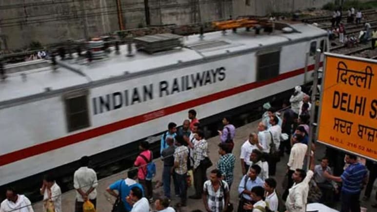 यात्रिगण कृपया ध्यान दें! अब बिना QR टिकट के प्लेटफॉर्म पर नहीं जा पाएंगे आप, यहां जानिए कैसे करना होगा बुक