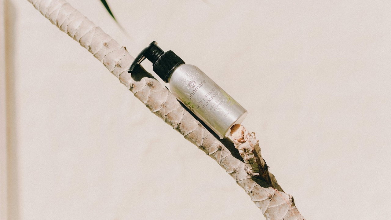 Shampoos For Oily Scalp But Dry Ends: Why "One Bottle Fix" Never Works