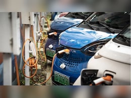 जंग के बीच तेल की कीमतों में लगी आग, अब जरा इन धमाकेदार इलेक्ट्रि्क कारों पर डालें नजर