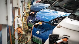 जंग के बीच तेल की कीमतों में लगी आग, अब जरा इन धमाकेदार इलेक्ट्रि्क कारों पर डालें नजर