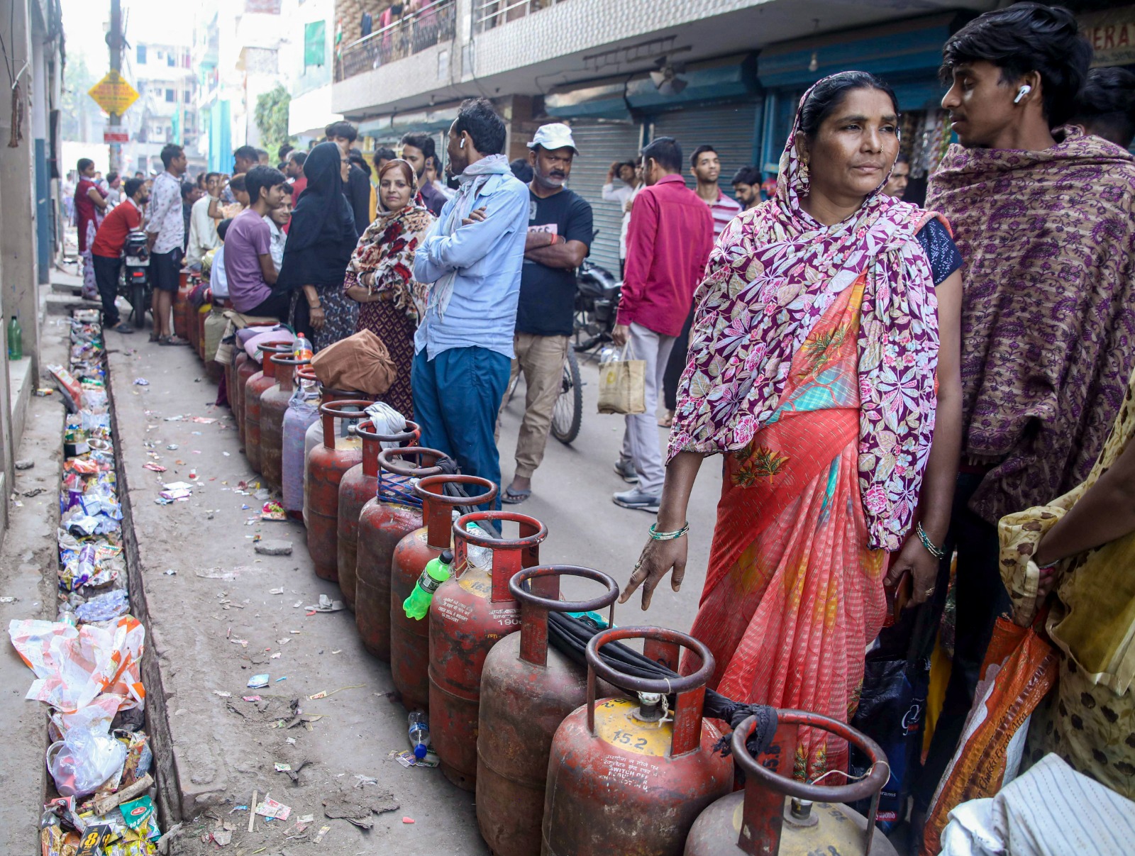 LPG Shortage: 15000 सिलेंडर जब्त... फिर भी सड़कों पर लोग, कई रेस्&zwj;तरां बंद; LPG किल्&zwj;लत के 10 बड़े अपडेट
