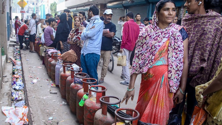 LPG Shortage: 12,000 छापे, 15000 सिलेंडर जब्त... फिर भी सड़कों पर लोग, कई रेस्&zwj;तरां बंद; LPG किल्&zwj;लत के 10 बड़े अपडेट