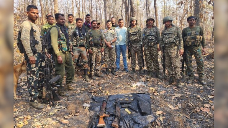 छत्तीसगढ़ में नक्सलियों को बड़ा झटका, जंगल से AK‑47 और INSAS राइफल बरामद