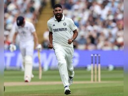 मोहम्मद सिराज ने AIMIM चीफ असदुद्दीन ओवैसी के साथ इफ्तार पार्टी में खजूर खाकर खोला रोजा, VIDEO