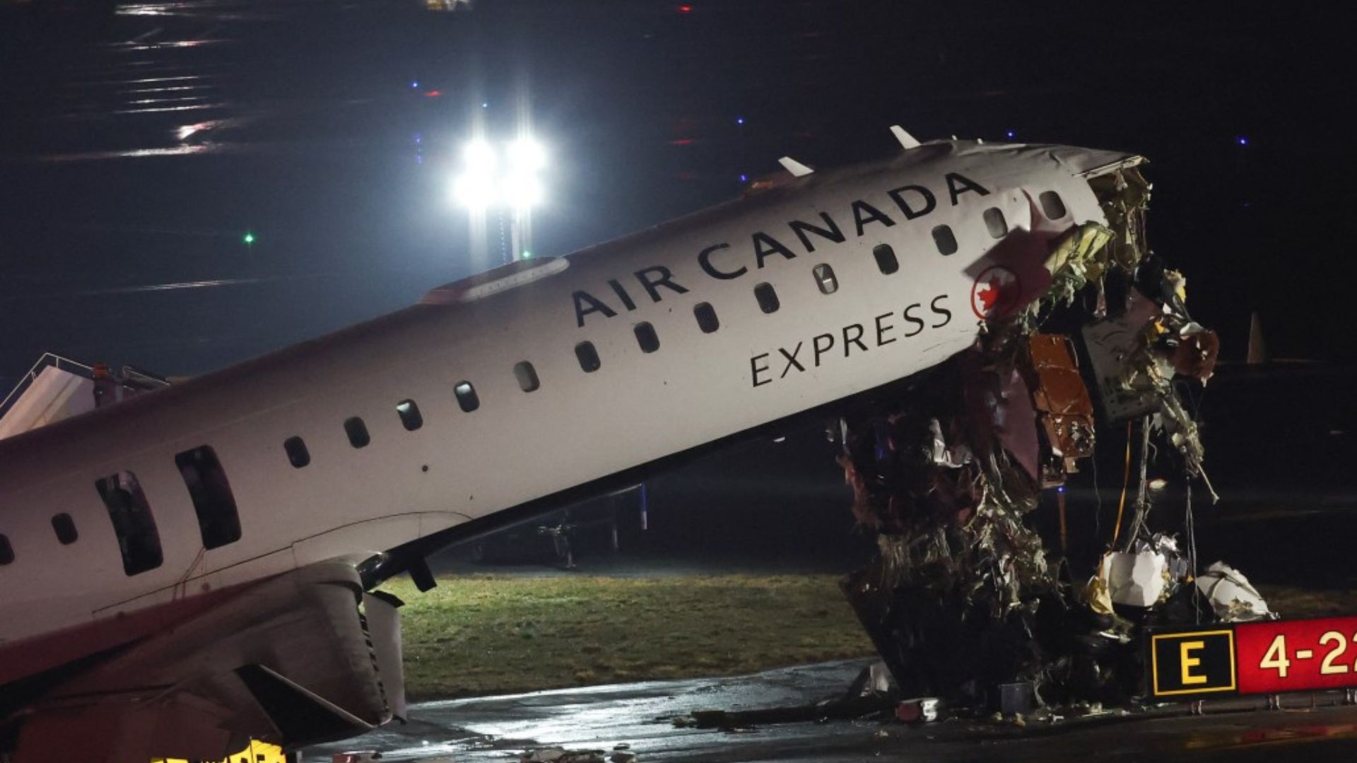 न्यूयॉर्क के एयरपोर्ट पर लैंडिग के दौरान प्लेन और ट्रक की भीषण टक्कर, हादसे में दोनों पायलटों की मौत