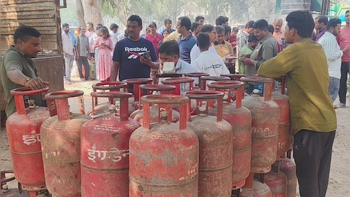 LIVE: यूपी से लेकर महाराष्ट्र तक LPG सिलेंडर भरवाने के लिए दिखी लाइनें, प्रशासन बोला- अफवाह न फैलाएं