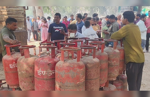 LIVE: यूपी से लेकर महाराष्ट्र तक LPG सिलेंडर भरवाने के लिए दिखी लाइनें, प्रशासन बोला- अफवाह न फैलाएं