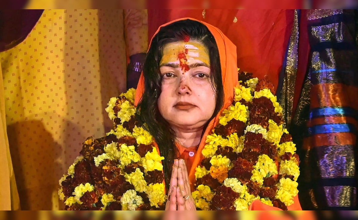 ममता कुलकर्णी का मॉर्डन लुक देख उड़े लोगों के होश, गेरुआ कपड़े, चंदन टीका हटा, दोस्तों संग निकली गोवा ट्रिप पर