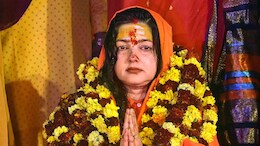 ममता कुलकर्णी का मॉर्डन लुक देख उड़े लोगों के होश, गेरुआ कपड़े, चंदन टीका हटा, दोस्तों संग निकली गोवा ट्रिप पर