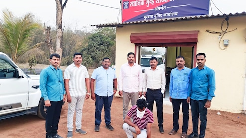 Crime News: रक्ताने माखलेल्या कारचं गुढं उलगडलं! मुंबई- पुणे प्रवासात असं घडलं, विद्यार्थ्याकडून भयंकर गुन्हा