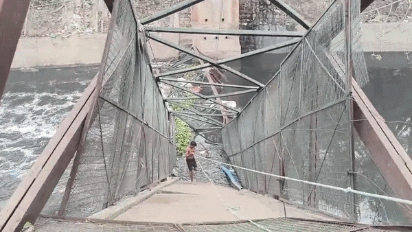 दिल्ली के रूप नगर में हादसा, नाले के ऊपर बना लोहे का पुल गिरा; एक महिला बही, तलाश जारी