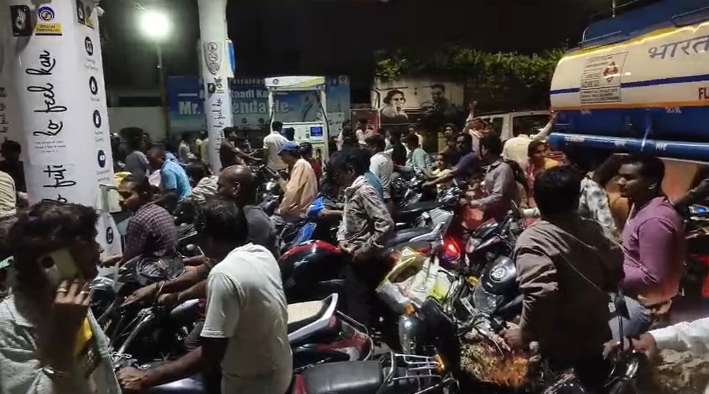 पूरे दिन खचाखच भरे रहे पेट्रोल पंप