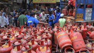 LPG Crisis: एक हफ्ते यही स्थिति रही तो जोमैटो, स्विगी का घट जाएगा रेवेन्यू, एक्सपर्ट ने कही बड़ी बात