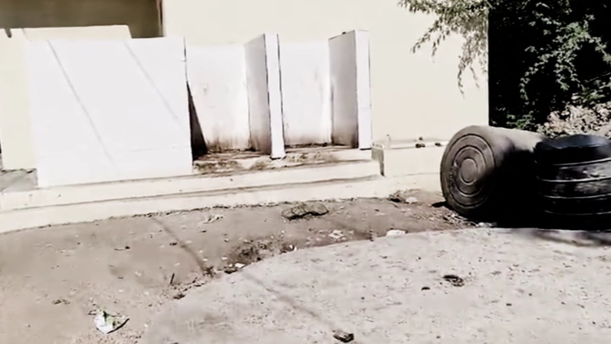 शौचालय के पास पुरुष मूत्रालय बदहाल है