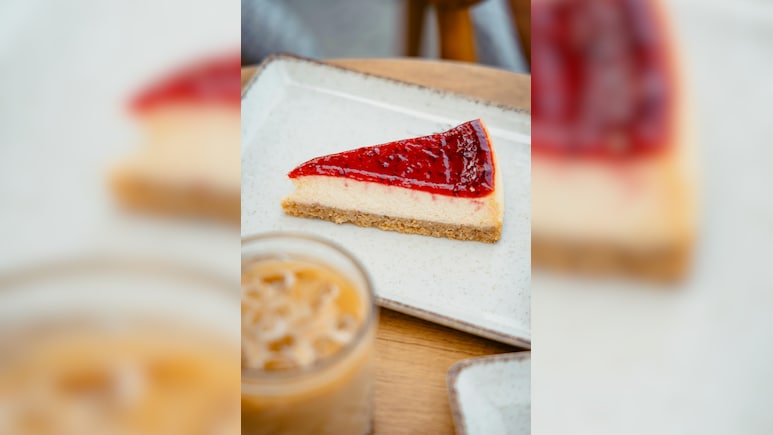 Strawberry Cheesecake Recipe: घर पर आसानी से बनाएं, बच्चों का पसंदीदा "स्ट्रॉबेरी चीज़ केक"