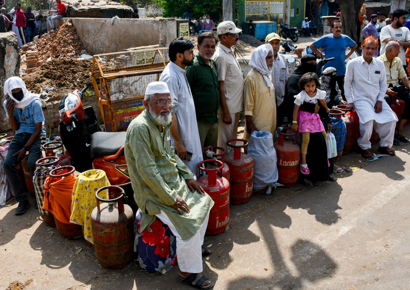 LPG Shortage: जंग आगे बढ़ी तो रसोई गैस सिलेंडर मिलेगा या नहीं? LPG पर एक्शन प्लान तैयार, सरकार के बड़े फैसले