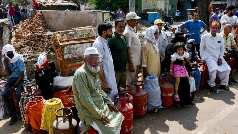 LPG Shortage: जंग आगे बढ़ी तो रसोई गैस सिलेंडर मिलेगा या नहीं? सप्लाई पर एक्शन प्लान तैयार, 10 दिन में सरकार के 10 बड़े फैसले