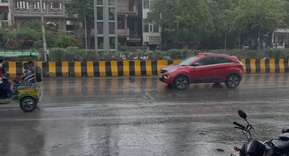 दिल्ली-एनसीआर में झमाझम बारिश, मौसम ने ली करवट, अधिकतम तापमान में गिरावट