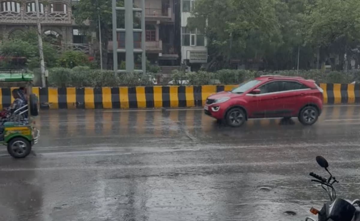 दिल्ली-एनसीआर में झमाझम बारिश, मौसम ने ली करवट, अधिकतम तापमान में गिरावट