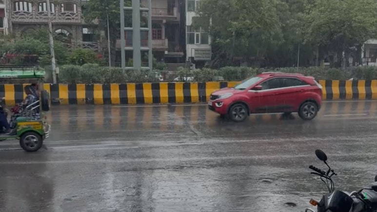 दिल्ली-एनसीआर में झमाझम बारिश, मौसम ने ली करवट, अधिकतम तापमान में गिरावट